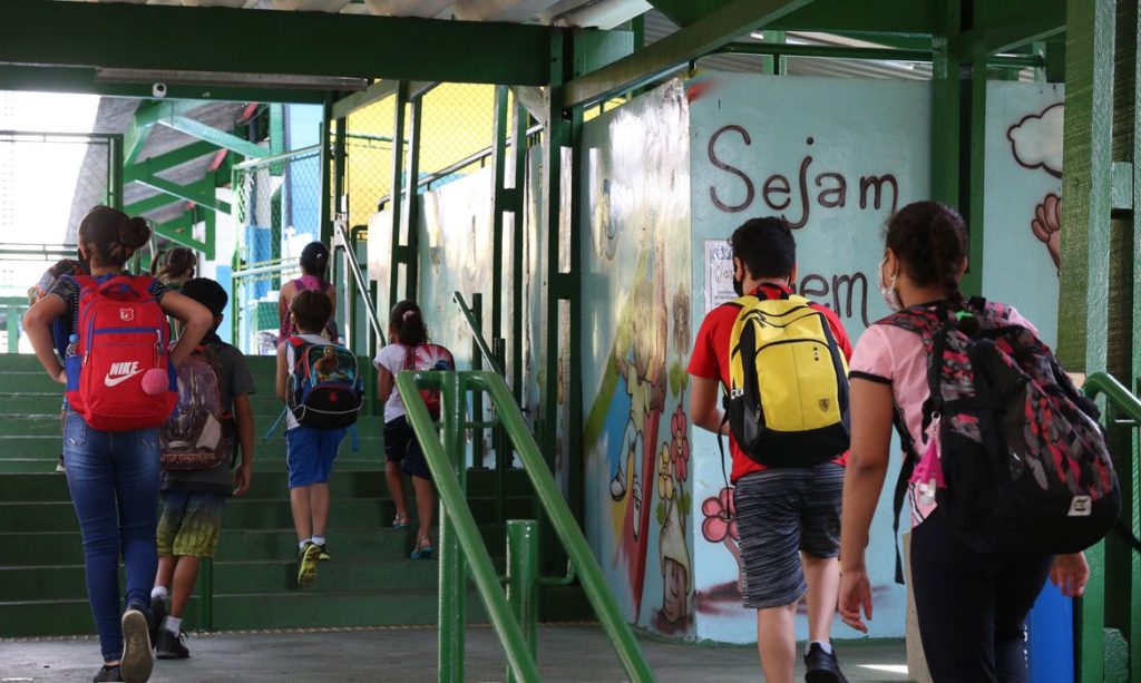 Escolha da instituição de ensino na guarda compartilhada exige consenso entre os pais