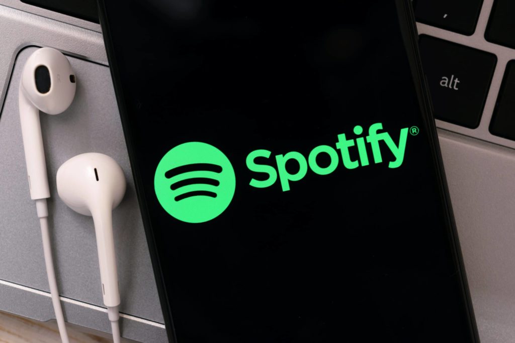 Justiça manda Spotify remover playlists e músicas que exaltam massacres