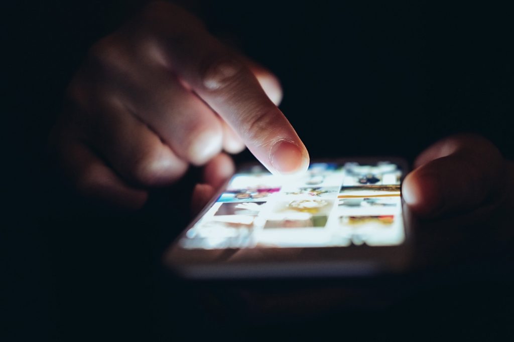 Rede social indenizará mulher por manter fotos falsas de nudez criadas com IA