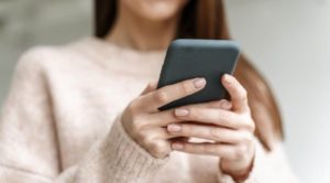 Funcionária que publicou em rede social vídeos durante o expediente tem justa causa