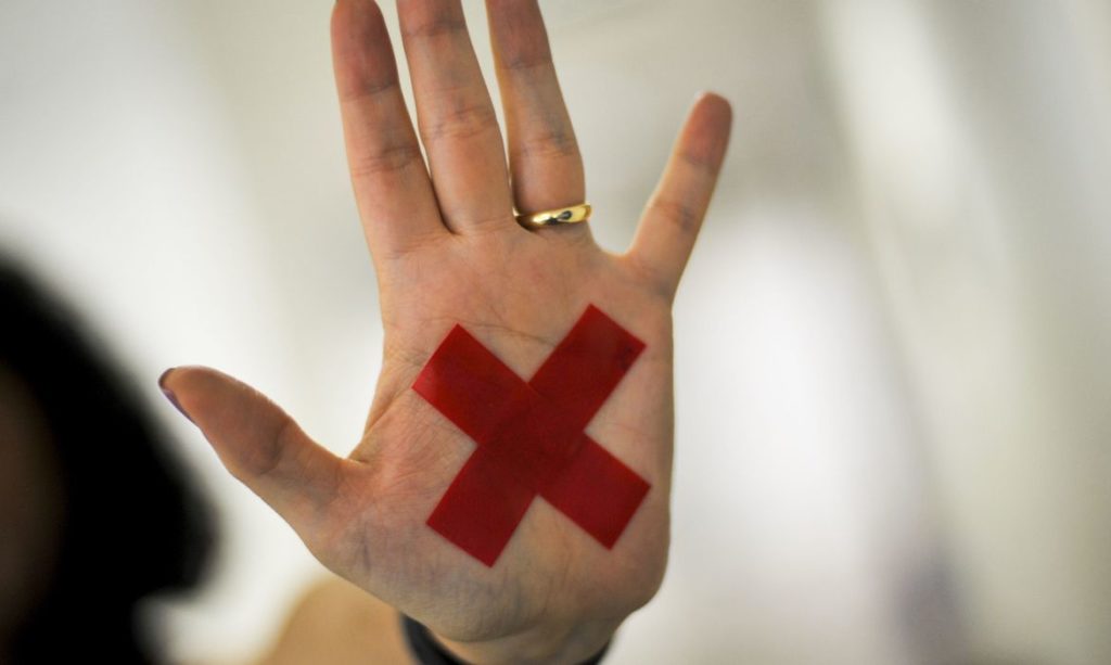 Nova lei autoriza mulheres a usar spray de pimenta para defesa pessoal 
