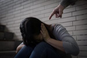 Empresa é condenada por manter agente de crédito até 20h com a filha chorando de fome e cansaço