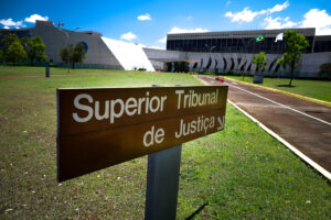 STJ anula Júri após réu ser impedido de usar roupas civis em plenário