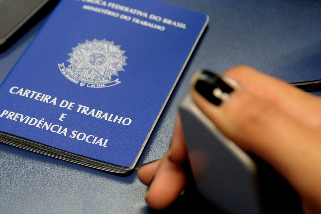 Brasileiro prefere salário e estabilidade a jornada reduzida