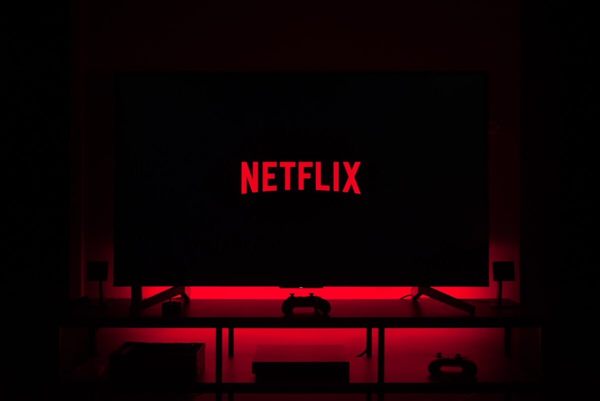 Netflix encerra plano básico, opção de assinatura sem anúncios, nos EUA e  Reino Unido, Empresas