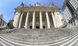 Deputados do RJ aprovam tornozeleira rosa para agressores de mulheres
