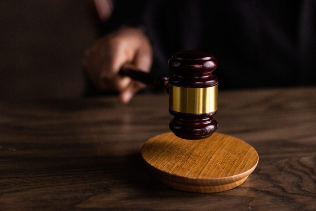 Tribunais descumprem limite a penduricalhos e salários chegam a R$ 1 milhão