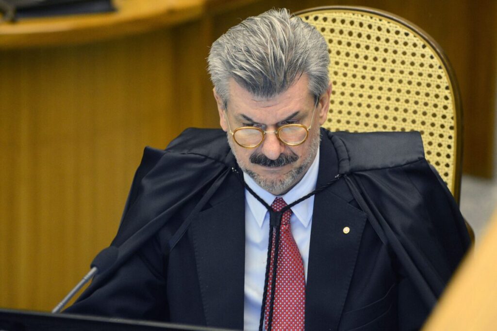Buzzi cita disfunção erétil e mar agitado em defesa de acusação de assédio