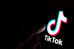 Juiz mantém justa causa por post no TikTok com uniforme e críticas a empresa