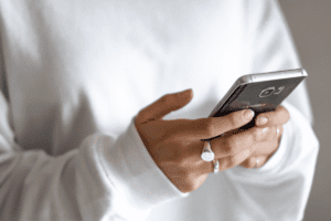 Ciente que teve reparo de celular resistente à água negado será indenizada em R$ 8 mil