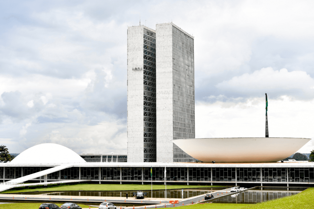Senado aprova penas maiores em crimes contra professores e médicos