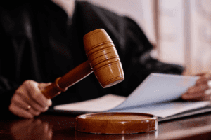 Desembargador suspende júri após magistrado negar reabertura de prazo para a defesa