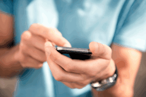TRT determina devolução de descontos salariais por furto de celular corporativo