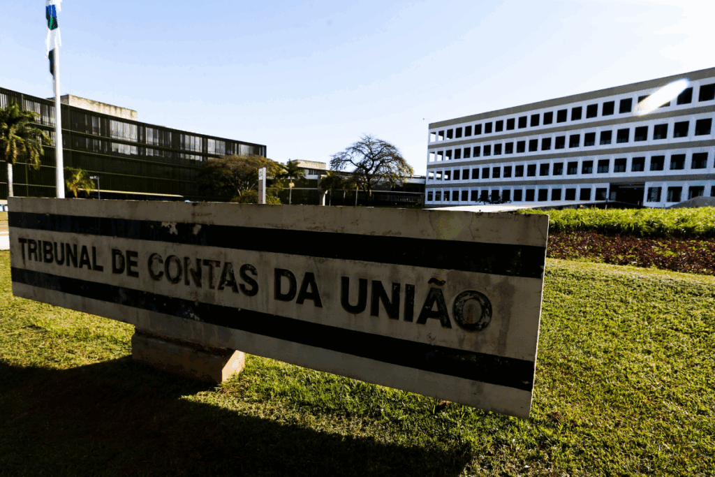 TCU libera penduricalhos acima do teto para servidores do Congresso