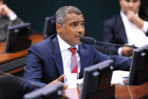 Romário tem parte do salário penhorado para indenizar ex-presidente da CBF
